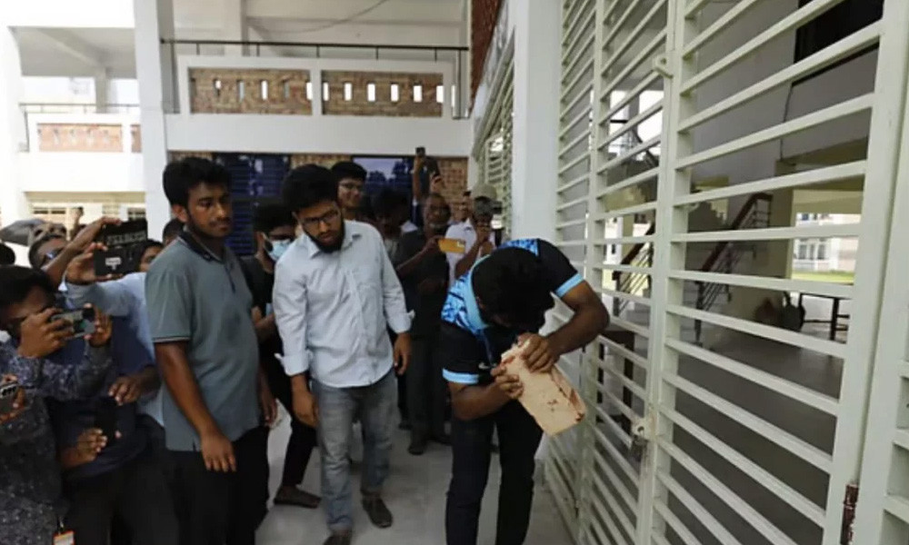 ভিসির পদত্যাগ দাবি, তালা ভেঙে হলে ঢুকল ছাত্ররা