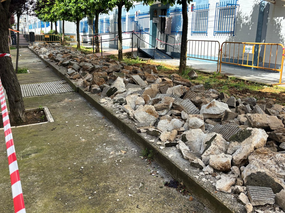 ⚒️Iniciamos la renovación integral de un espacio peatonal degradado en la barriada de La Hispanidad.

ℹ️ Se va sustituir completamente el pavimento, ampliando la zona peatonal.

👉2.000 metros cuadrados de superficie.
👉380.000 €