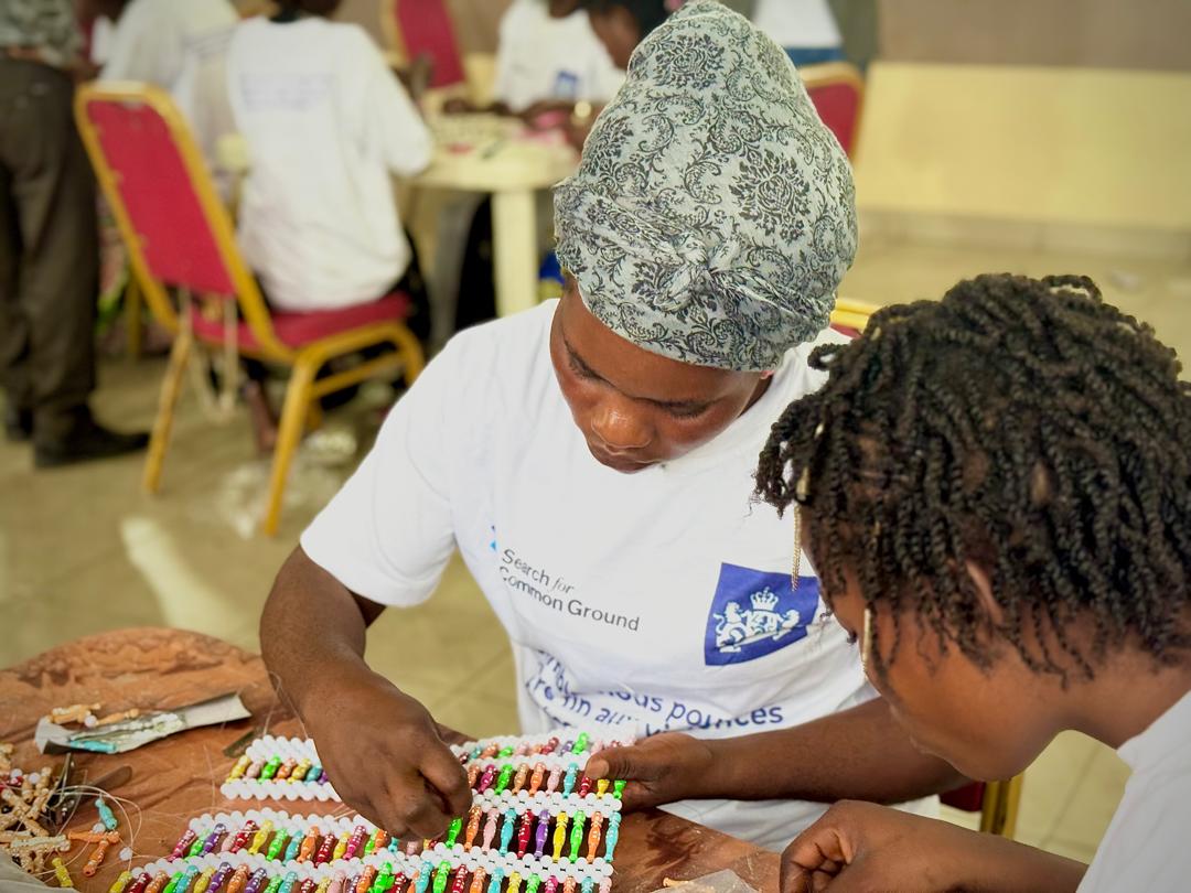 Du 09 au 11/04/2025, un atelier créatif (tricot, fabrication des sacs à perles &amp; porte-clés) a été organisé au profit des survivantes de violences basées sur le genre à Kinshasa. Une initiative solidaire qui vise à renforcer leur réinsertion communautaire et leur autonomisation