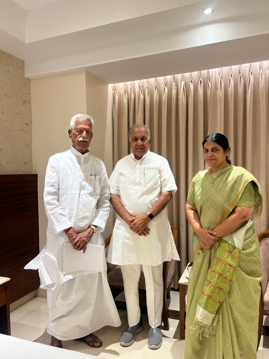 MKodandaReddy's tweet photo. ఈరోజు హైదరాబాద్ లో మైనర్ ఇరిగేషన్ ప్రొటెక్షన్ మరియు మెయింటెన్స్ ఇరిగేషన్ సోర్స్ గురించి కర్ణాటక రాష్ట్ర మైనర్ ఇరిగేషన్, సైన్స్ &amp; టెక్నాలజీ మంత్రి, N S బోసు రాజుగారితో చర్చించిన వ్యవసాయ మరియు రైతు సంక్షేమ కమిషన్ రైతు కమిషన్ ఛైర్మెన్. 

@TelanganaCMO 
@Bhavanireddy_M https://t.co/JeNbae8hmE