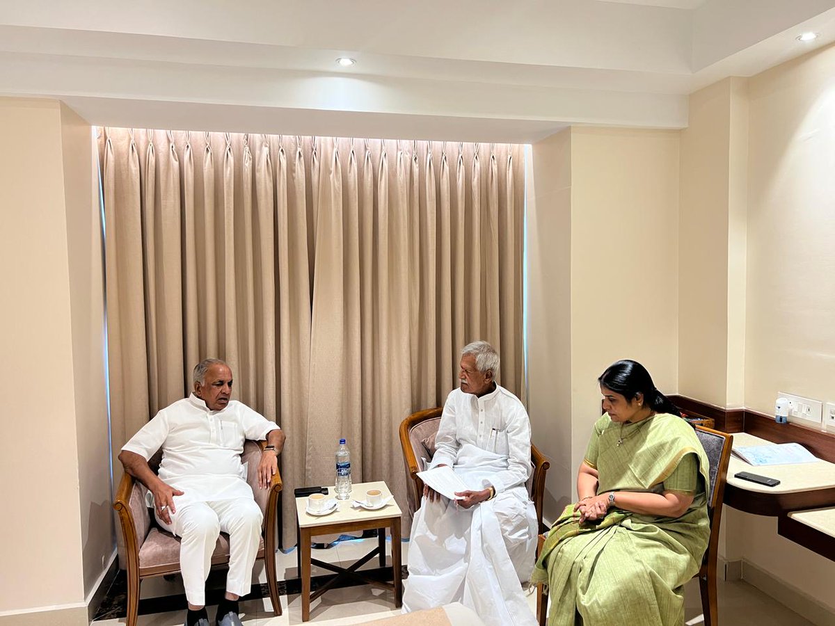 MKodandaReddy's tweet photo. ఈరోజు హైదరాబాద్ లో మైనర్ ఇరిగేషన్ ప్రొటెక్షన్ మరియు మెయింటెన్స్ ఇరిగేషన్ సోర్స్ గురించి కర్ణాటక రాష్ట్ర మైనర్ ఇరిగేషన్, సైన్స్ &amp; టెక్నాలజీ మంత్రి, N S బోసు రాజుగారితో చర్చించిన వ్యవసాయ మరియు రైతు సంక్షేమ కమిషన్ రైతు కమిషన్ ఛైర్మెన్. 

@TelanganaCMO 
@Bhavanireddy_M https://t.co/JeNbae8hmE
