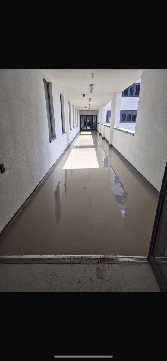 Deco_Floors's tweet photo. Work in progress 👷‍♂️

Installing a new external corridor for a school, featuring smart technology to keep rainwater away from classroom walls and a non-slip surface for added safety by Deco Floors. 
 
✉️ sales@decofloors.co.uk
📞 020 8364 4637 https://t.co/EQX5WtjLAQ