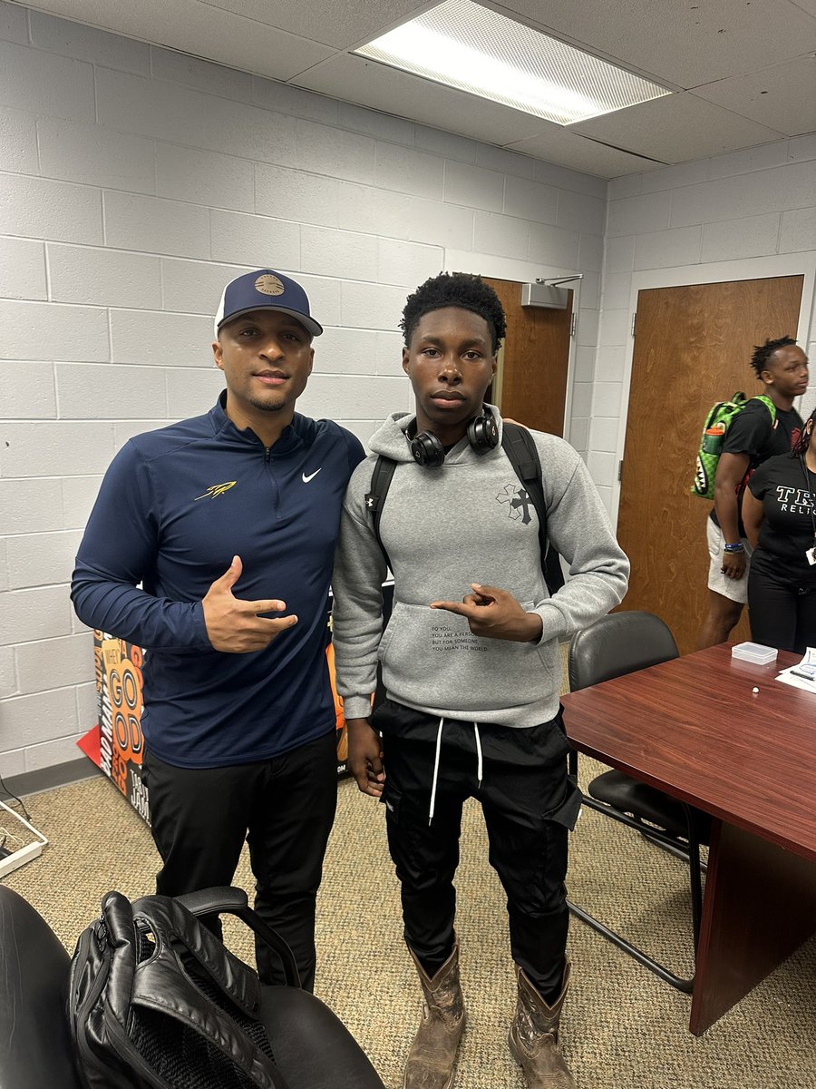I Appreciate you coming down coach!🤝🏾<a href="/CoachFlemWR/">RJ Fleming</a> 🔵🟡
