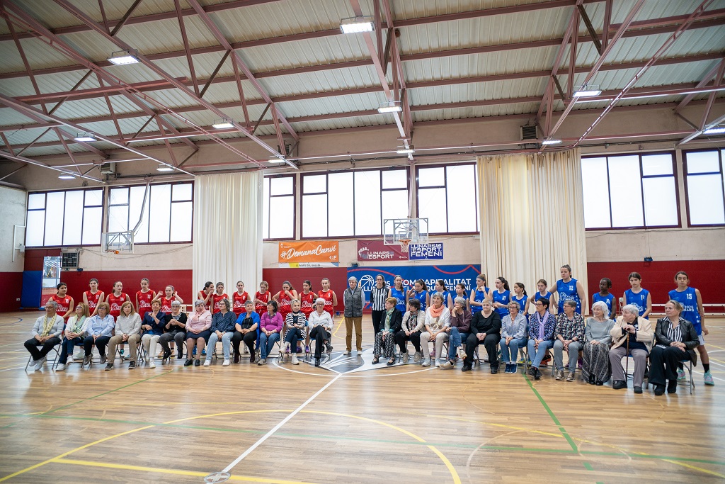 FCBQ's tweet photo. 🔝 #LlinarsdelVallès ret homenatge a les pioneres del bàsquet! 

🏀 Emotiu reconeixement a les dones que van obrir camí a Llinars del Vallès i arreu de Catalunya dins dels actes de la #CapitalitatBàsquetFemení 2025! 

🙅‍♀️ #DemanaCANVI

➡️ https://t.co/PmHSH0584A https://t.co/L53JxZ6mj7