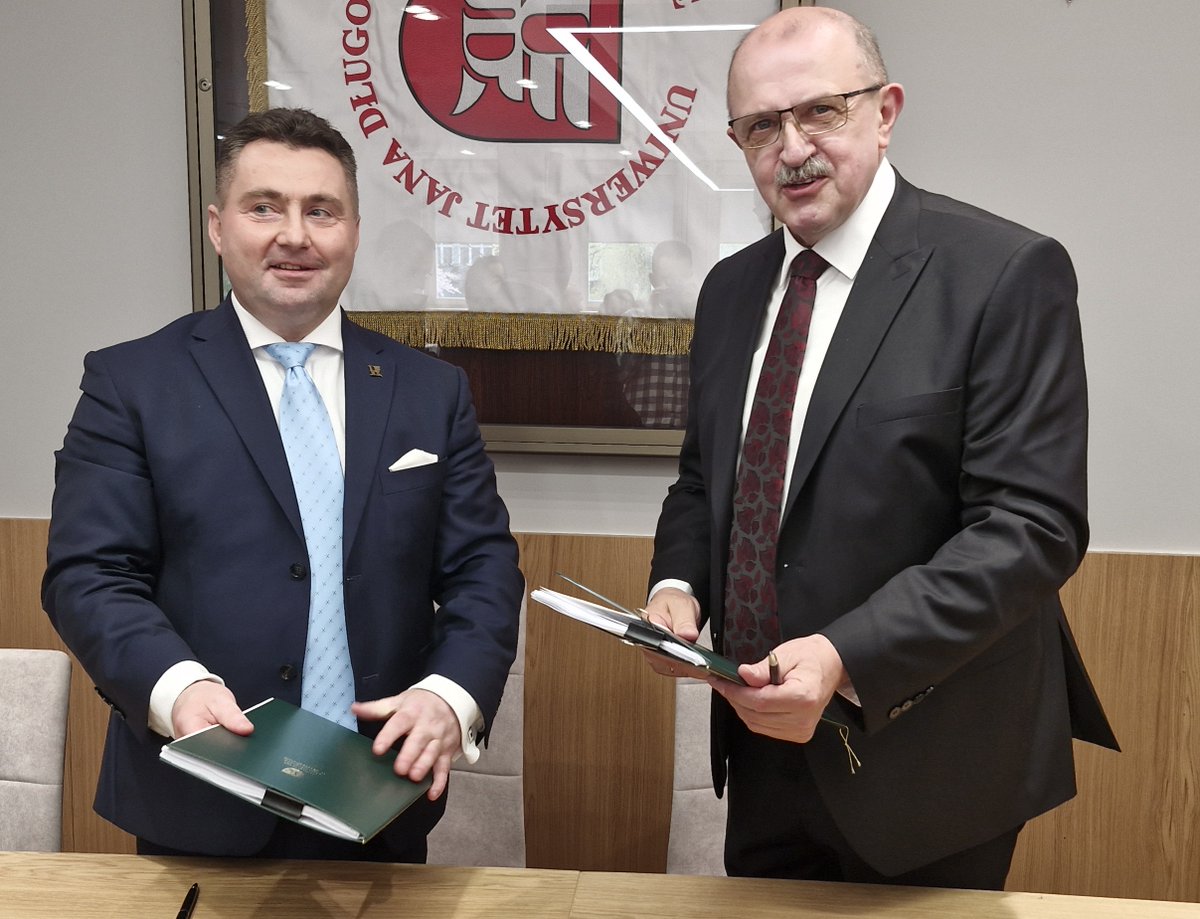 NFZ_Lodz's tweet photo. Szpital Powiatowy w #Radomsku szpitalem klinicznym 👍. 

Na SOR i oddziałach szpitalnych zajęcia kliniczne będą odbywali przyszli medycy z #UJD  z #Częstochowa. 

Dyr. Łódzkiego NFZ 💬W radomszczańskim szpitalu spotka się nauka, praktyka kliniczna i dydaktyka. Zyskają chorzy. https://t.co/dQLphVaWu4