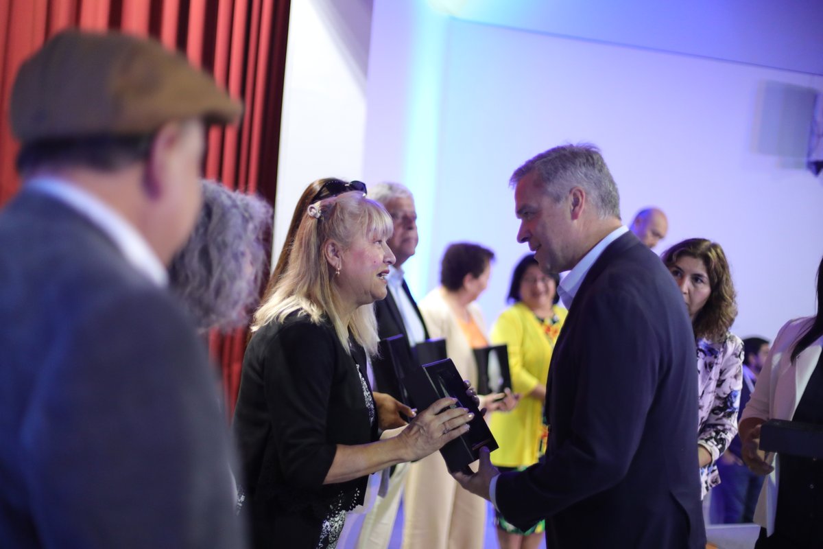 Un merecido reconocimiento recibieron de manos del alcalde Sacha Razmilic y la secretaria ejecutiva de CMDS, Belguin Cisternas, los docentes que se acogieron al retiro tras una vida enseñando a diversas generaciones. Felicitaciones a todos 🤗 #Antofagasta