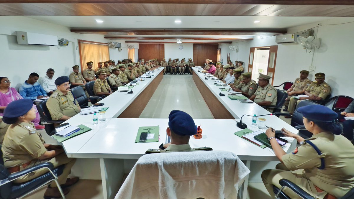 #Mahoba~ 
 "मासिक सैनिक सम्मेलन/मासिक अपराध समीक्षा गोष्ठी"

🔸पुलिस अधीक्षक महोबा, श्री पलाश बंसल द्वारा जनपदीय पुलिस के समस्त GO's, SHO/SO's व शाखा प्रभारियों के साथ पुलिस लाइन महोबा अवस्थित सभागार कक्ष में मासिक सैनिक सम्मेलन एवं मासिक अपराध समीक्षा गोष्ठी की गयी।
🔸मासिक