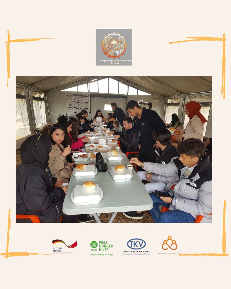 Mezopotamya Kültür Diyaloğu Projemizin kapsamında katılımcılarımızla birlikte Ekolojik Tarım Merkezini ziyaret ettik. Ziyaret süresince merkezde yetiştirilen çeşitli tarım ürünleri yerinde incelendi, ekolojik tarım uygulamaları hakkında katılımcılarımıza bilgi verildi.