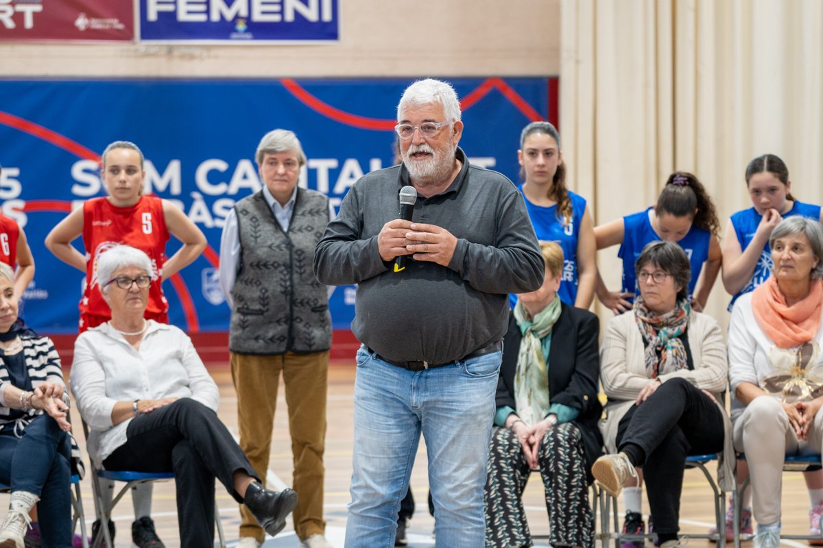 🔝 #LlinarsdelVallès ret homenatge a les pioneres del bàsquet! 

🏀 Emotiu reconeixement a les dones que van obrir camí a Llinars del Vallès i arreu de Catalunya dins dels actes de la #CapitalitatBàsquetFemení 2025! 

🙅‍♀️ #DemanaCANVI

➡️ basquetcatala.cat/noticies/11230