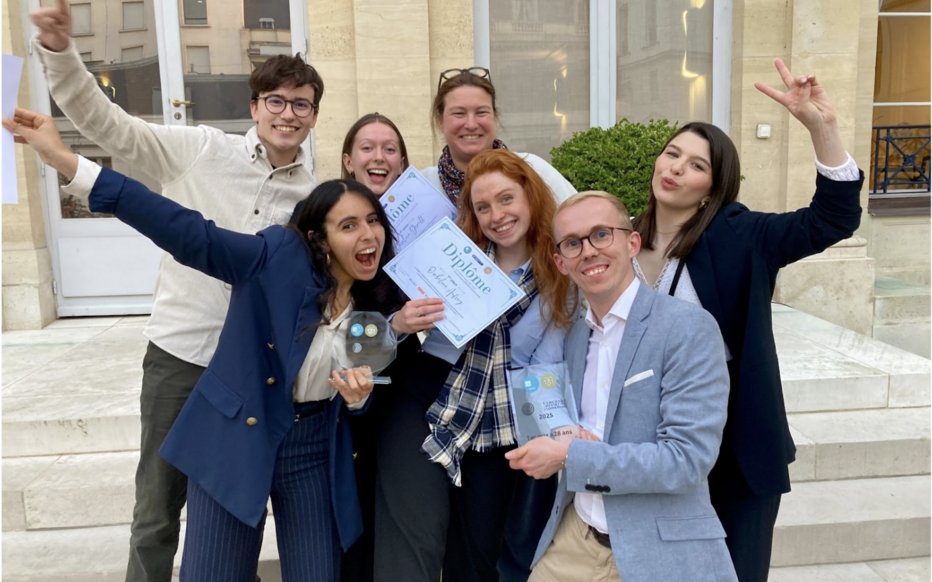 #Article 

Le Concours de la Médiation Commerciale 2025 du <a href="/CMAP_Med_Arb/">CMAP - Médiation Arbitrage</a> à l’honneur dans <a href="/le_Parisien/">Le Parisien</a> Étudiant !

Un moment fort pour sensibiliser les jeunes et futurs professionnels aux enjeux d’un mode amiable de résolution des litiges.

👉 leparisien.fr/etudiant/jobs-…