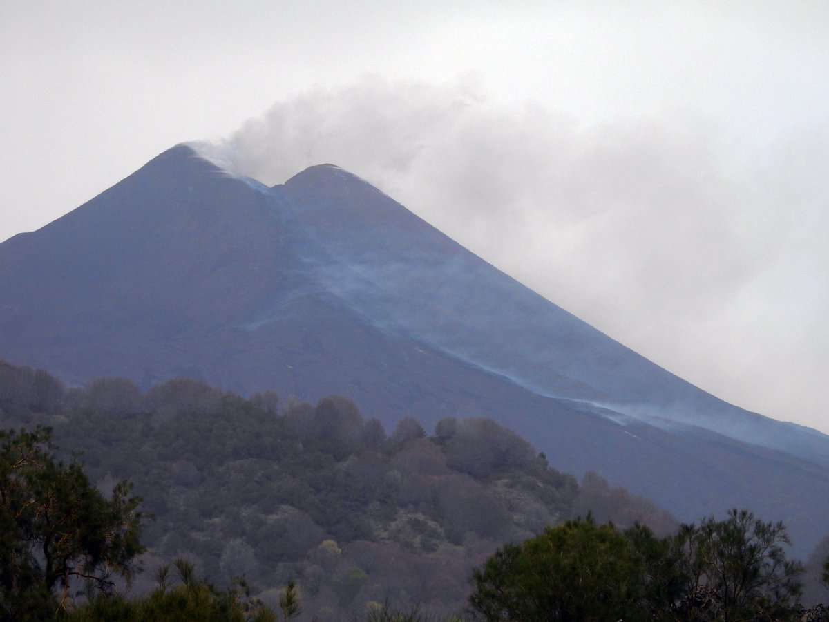 The 8th episode of Strombolian activity at #Etna's Southeast Crater took place during the forenoon of 15 April 2025 and substantially repeated the phenomena seen during the previous episodes, except for a lava flow to southeast, which became slightly longer than its predecessor.