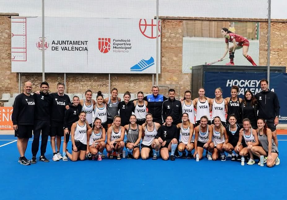 Las Leonas empezaron a entrenar en Valencia, con las 13 que viajaron desde Argentina y las 9 que se sumaron en Europa. La novedad es el regreso de Mili Forcherio después de haber sido mamá. En esa ciudad van a volver a jugar por la Pro League en junio con España. Manos a la obra.