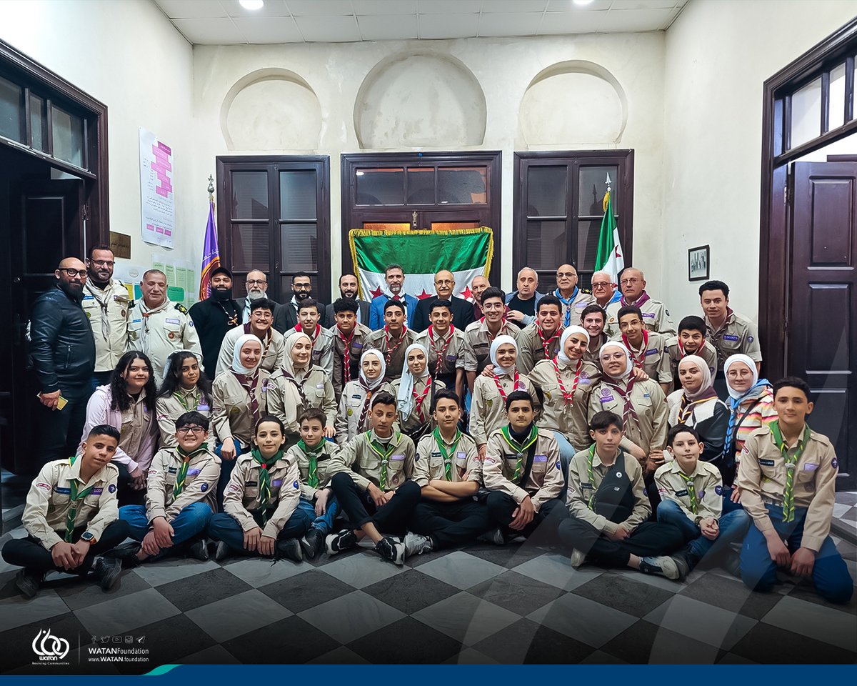 WATANFoundation's tweet photo. بزيارة إلى مركز الفوج الأول – المضرية في حمص، ألقى معاذ السباعي، رئيس منظومة وطن، كلمة أكد فيها على أهمية الكشافة في تعزيز قيم الانضباط والعمل الجماعي. وتم منحه وسام "قائد شرف" تقديراً لدعمه للشباب والمجتمع. https://t.co/ZyOaZGN639