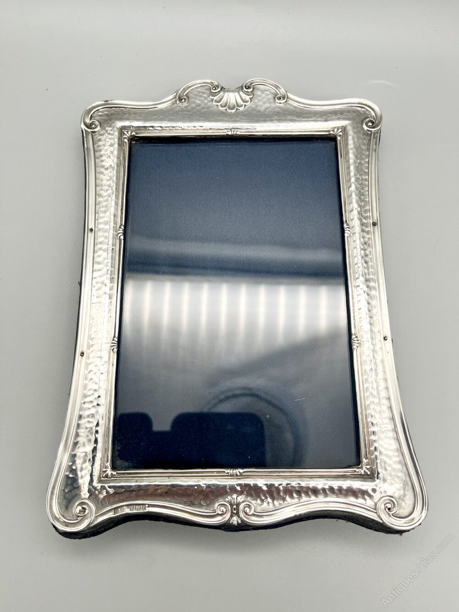 antiques_atlas's tweet image. For SALE on Antiques Atlas we have  Arts &amp;amp; Crafts Silver Photo Frame, H. Matthews 1904 antiques-atlas.com/antique/arts__… 
Listed by Burnell &amp;amp; Rowe Great Gift🎁 for all occasions
#antiques @ilsuttoneri   
#silverphotoframe #antique #antiquesilver #antiquephotoframe #antiquesilverphotoframes