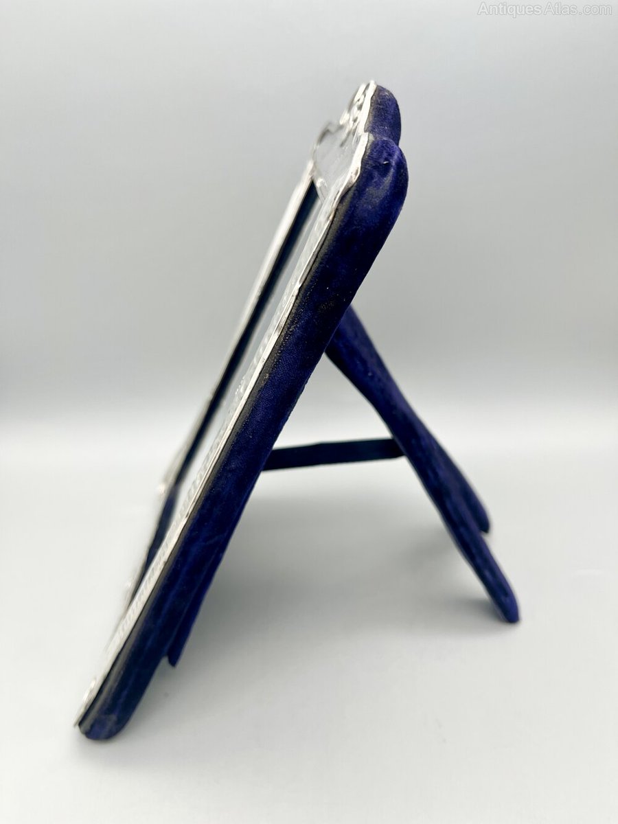 antiques_atlas's tweet image. For SALE on Antiques Atlas we have  Arts &amp;amp; Crafts Silver Photo Frame, H. Matthews 1904 antiques-atlas.com/antique/arts__… 
Listed by Burnell &amp;amp; Rowe Great Gift🎁 for all occasions
#antiques @ilsuttoneri   
#silverphotoframe #antique #antiquesilver #antiquephotoframe #antiquesilverphotoframes