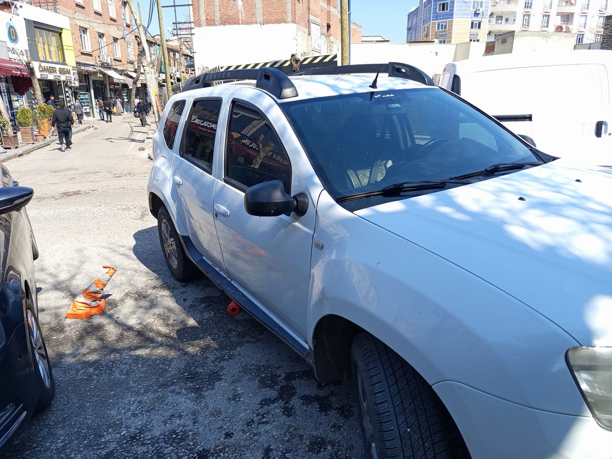 📢📢📢 Değerli sürücüler,

Trafik ve yaya güvenliğini sağlamak amacıyla bazı noktalar dubalarla geçici olarak kapatılmıştır.

Ancak, bazı sürücülerimizin kamu malı olan dubalara zarar vererek bu alanlara araç park ettikleri ve trafik güvenliğini tehlikeye attıkları