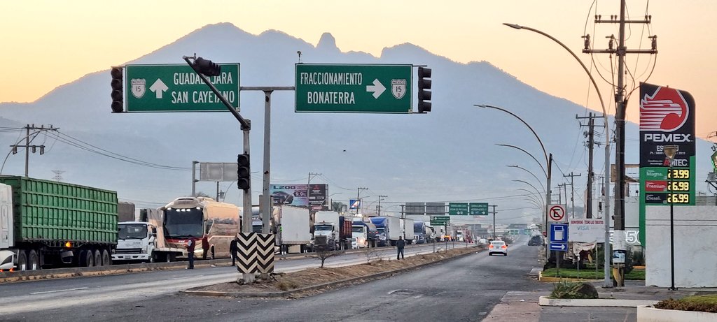 ClarabellaDra's tweet photo. ⚠️Manifestación de camiones cañeros continúa desde anoche en #libramiento carretero #Tepic ( Guadalajara- Nogales), en el Armadillo y en Bonaterra. La desviación es por libramiento Norte de Tepic. Los autos pueden circular algunos tramos en sentido contrario, pero camiones no. https://t.co/wOgoDPaiBI