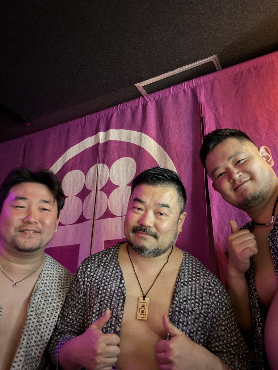 大阪六天18時OPEN❣️

毎週火曜日は🔥サラデー🔥
着用感ゼロ&amp;開放感抜群！！
立ち飲みなので密着しやすい👨‍❤️‍👨隣の晒しへ、アクセス良好🫶触って飲んで楽しんじゃお🤤

本日のスタッフはビッシュ、ショーキ、健太郎Ｂ！皆様のお越しをお待ちしております😘