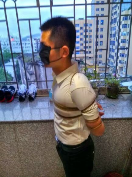 正装捆绑，再加上窗外的风景，这么看也不错