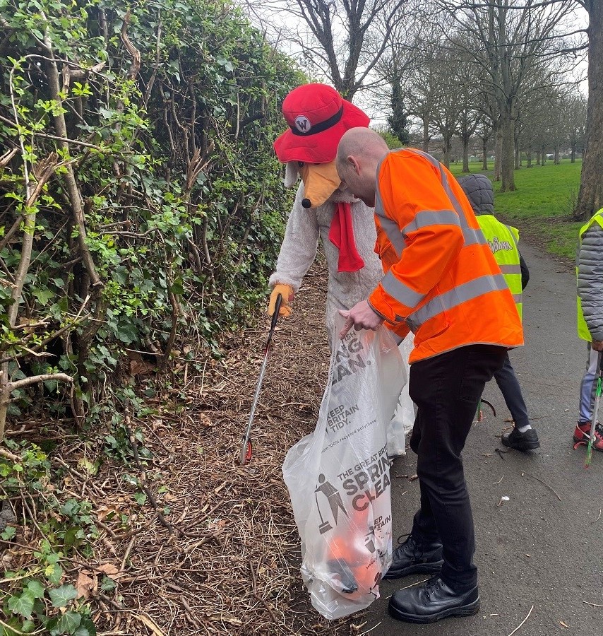 MyDoncaster's tweet image. Many thanks to all those who took part in the 2025 #GreatBritishSpringClean in Doncaster💚

Our teams issued 280 adult litter pickers, 154 children’s litter pickers, 273 high-vis vests and 2180 red bags throughout the campaign!

Get involved, visit: doncaster.gov.uk/services/envir…
