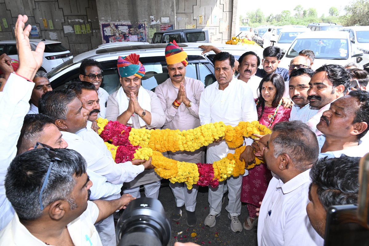 GovindDotasra's tweet photo. उल्लास और विश्वास
अपनेपन का एहसास

जालोर दौरे के दौरान आप सभी के अथाह स्नेह के लिए आभार।
#Jalore https://t.co/0kzToMjLT2