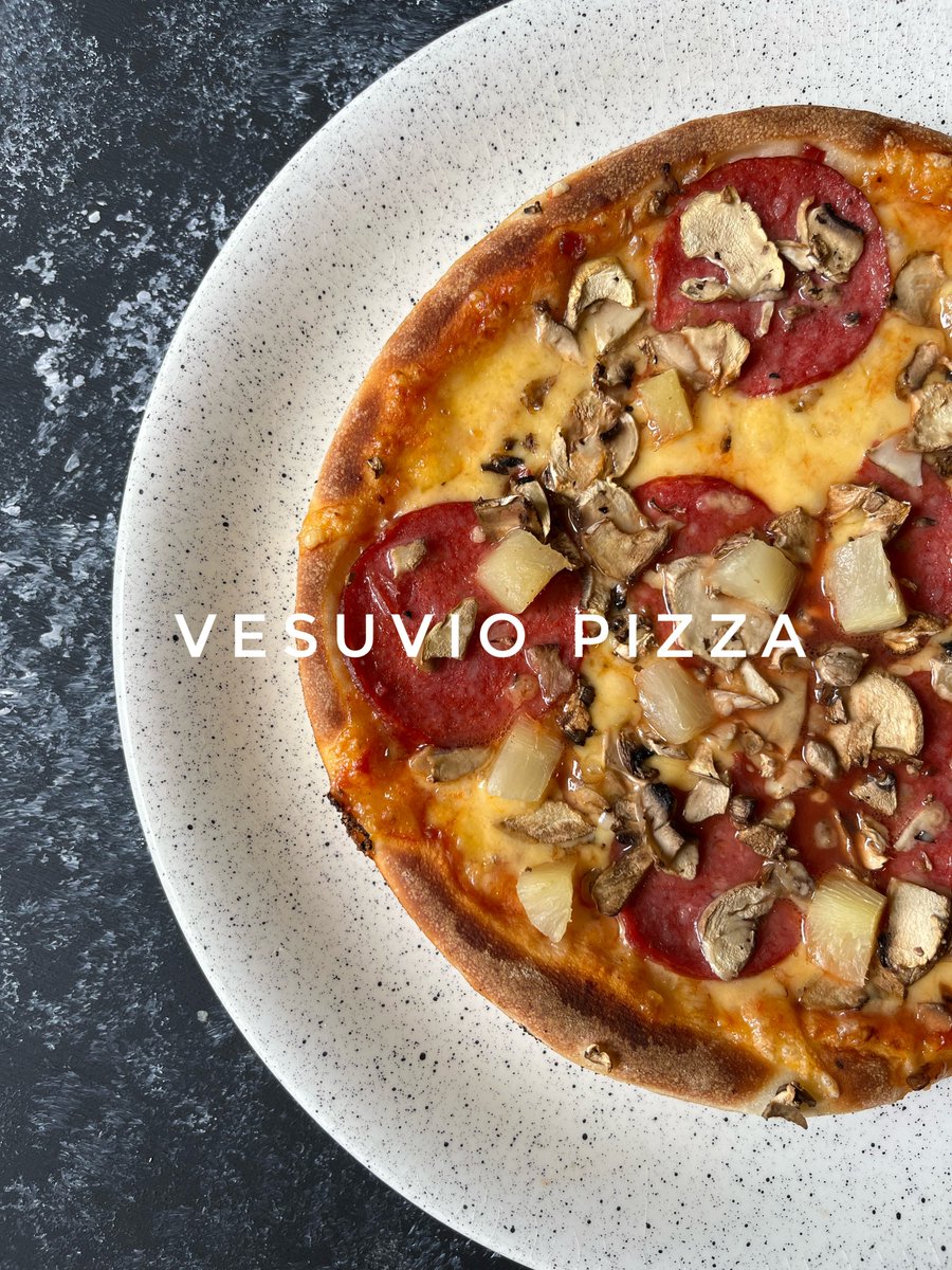 Королівська піца, гідна справжніх гурманів!👑🍕
Вишуканий смак, ідеальні інгредієнти і аромат -  для тих, хто цінує якість.
👩‍🍳Інгредієнти:
🔸смачний корж
🔸томатний соус
🔸сир
🔸ковбаса
🔸гриби

📍вул. Рейтарська 25
Тел: (044) 278 3028 та (050) 419 9932
vesuvio.ua