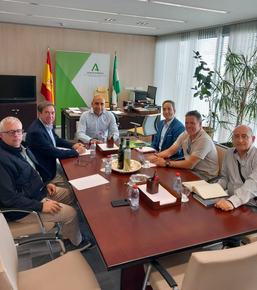 iagronomos's tweet photo. Reunión en la Delegación de Agricultura de Almería sobre control integrado de nuevas plagas

Conoce toda la información 👇 👇

https://t.co/awE2CKAWMP https://t.co/Nuq3jYzIUl