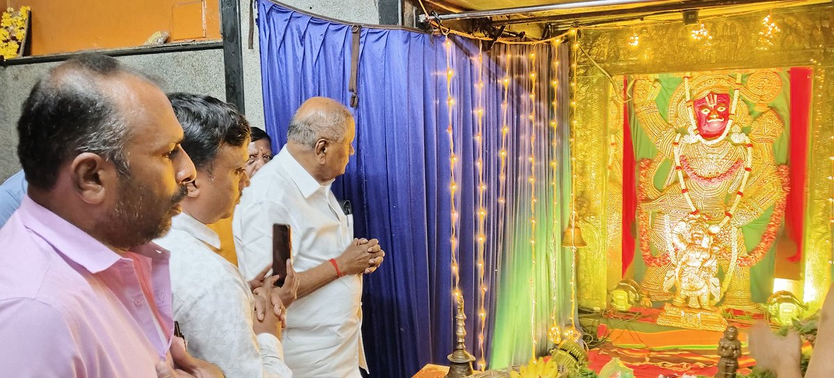 dcthammanna_'s tweet photo. ನನ್ನ ಜನ್ಮ ದಿನದ ಅಂಗವಾಗಿ ಇಂದು ಬೆಂಗಳೂರಿನ ಬ್ಯಾಟರಾಯನಪುರದ ಪುರಾಣ ಪ್ರಸಿದ್ಧ ಗಾಳಿಆಂಜನೇಯ ಸ್ವಾಮಿ ಸನ್ನಿಧಿಗೆ ತೆರಳಿ ಸ್ವಾಮಿಯ ದರ್ಶನ ಪಡೆದು ವಿಶೇಷ ಪೂಜೆ ಸಲ್ಲಿಸಿ ಎಲ್ಲರ ಒಳಿತಿಗಾಗಿ ಪ್ರಾರ್ಥನೆ ಸಲ್ಲಿಸಿದೆ.

#dcthammanna #DCT #jantadalsecular #jdsyuvapade #TeamHDK #TeamJDs #maddur #mandya https://t.co/0lwIyHtd2b