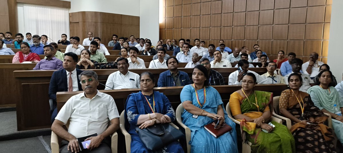 SantoshSLadINC's tweet photo. ಹಲವು ಕಾರ್ಮಿಕ ಸಂಘಟನೆಗಳು, ಕಾರ್ಮಿಕ ಮುಖಂಡರು, ಕೈಗಾರಿಕೆಗಳ ಉನ್ನತ ಅಧಿಕಾರಿಗಳು, ಮಾನವ ಸಂಪನ್ಮೂಲ ಅಧಿಕಾರಿಗಳು ಹಾಗೂ ಉದ್ಯೋಗದಾತರೊಡನೆ ಕಾರ್ಮಿಕರ ಉದ್ಯೋಗ ಮತ್ತು ಕ್ಷೇಮಕ್ಕೆ ಸಂಬಂಧಿಸಿದಂತೆ ಸಭೆ ನಡೆಸಲಾಯಿತು.

ಸಭೆಯಲ್ಲಿ ಕಾರ್ಮಿಕ ಆಯುಕ್ತರಾದ ಶ್ರೀ ಗೋಪಾಲಕೃಷ್ಣ, ಕರ್ನಾಟಕ ಕಟ್ಟಡ ಮತ್ತು ಇತರೆ ನಿರ್ಮಾಣ ಕಾರ್ಮಿಕರ ಕಲ್ಯಾಣ ಮಂಡಳಿಯ ಮುಖ್ಯ ಕಾರ್ಯನಿರ್ವಹಣಾಧಿಕಾರಿ ಶ್ರೀಮತಿ ಭಾರತಿ ಹಾಗೂ ಹಲವು ಹಿರಿಯ ಅಧಿಕಾರಿಗಳು ಉಪಸ್ಥಿತರಿದ್ದರು.

#ಶ್ರಮಮೇವಜಯತೇ