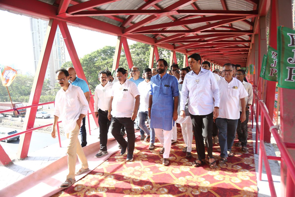 Majiwada Lodha Rustomjee Skywalk was inaugurated by MLA Kelkar ji, MLC Davkhare ji and Thane City BJP President Waghule ji. We have also proposed an extension of this skywalk inside Rustomjee Urbania Complex as well. #Thane #Mumbai