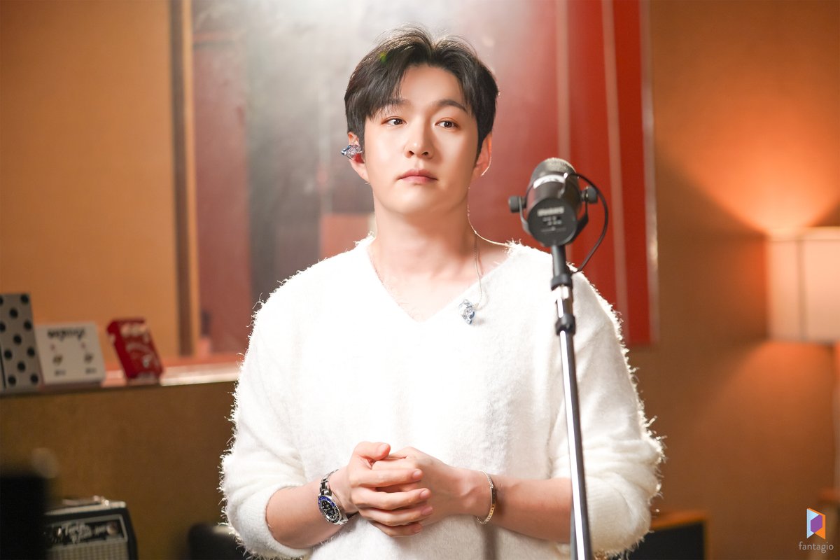 LeeCS_Official's tweet photo. [#이창섭][비하인드컷] 겁쟁이 라이브클립 촬영 현장

#LEECHANGSUB #겁쟁이 https://t.co/ZqFPaZNpkn