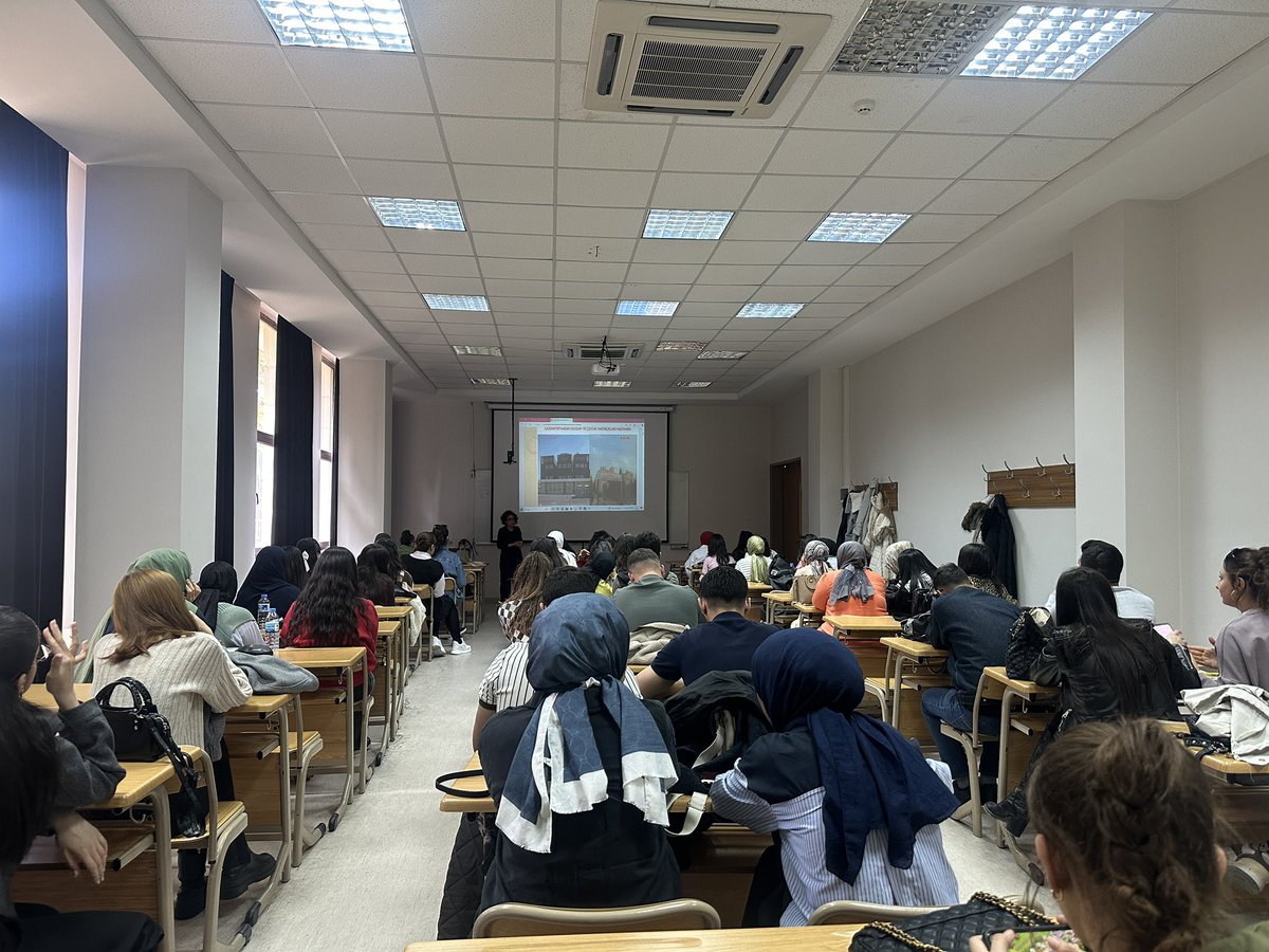 Eğitim Hemşiresi Ayşegül Özaslan’dan
“Hastanede Yatan Çocuklar: Eğitim Hemşiresi Deneyim Paylaşımı” başlıklı konferansta, hastanede yatan çocuklarla yürütülen eğitim süreçlerini, aile iletişimini dinledik.