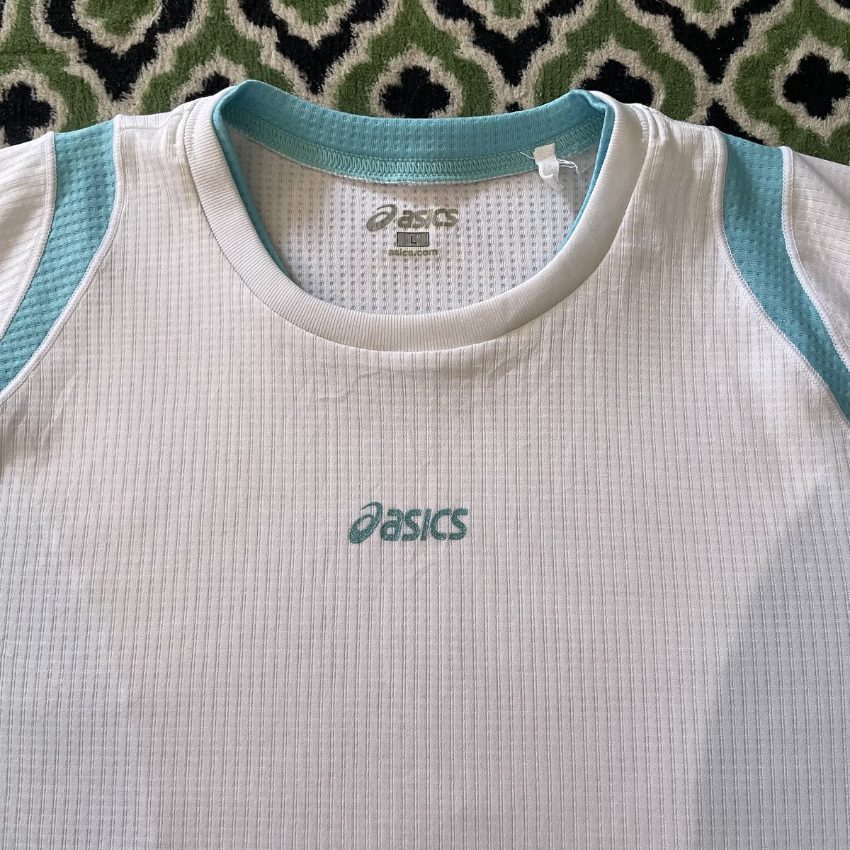 pedpro77's tweet photo. เสื้อกีฬาผู้หญิง ASICS สีขาว ตะเข็บฟ้าเขียว สวยมาก โลโก้ asics ตรงกลางอก มีกากเพชร สวยๆ ครับ สวมใส่ออกกำลั���กายในร่ม หรือ กลางแจ้งได้ ระบายอากาศดีมาก 
ขนาด อก 38 ยาว 23 

ราคา 249 ส่งฟรี
สนใจสอบถามได้ครับ https://t.co/pZeTZth3vE