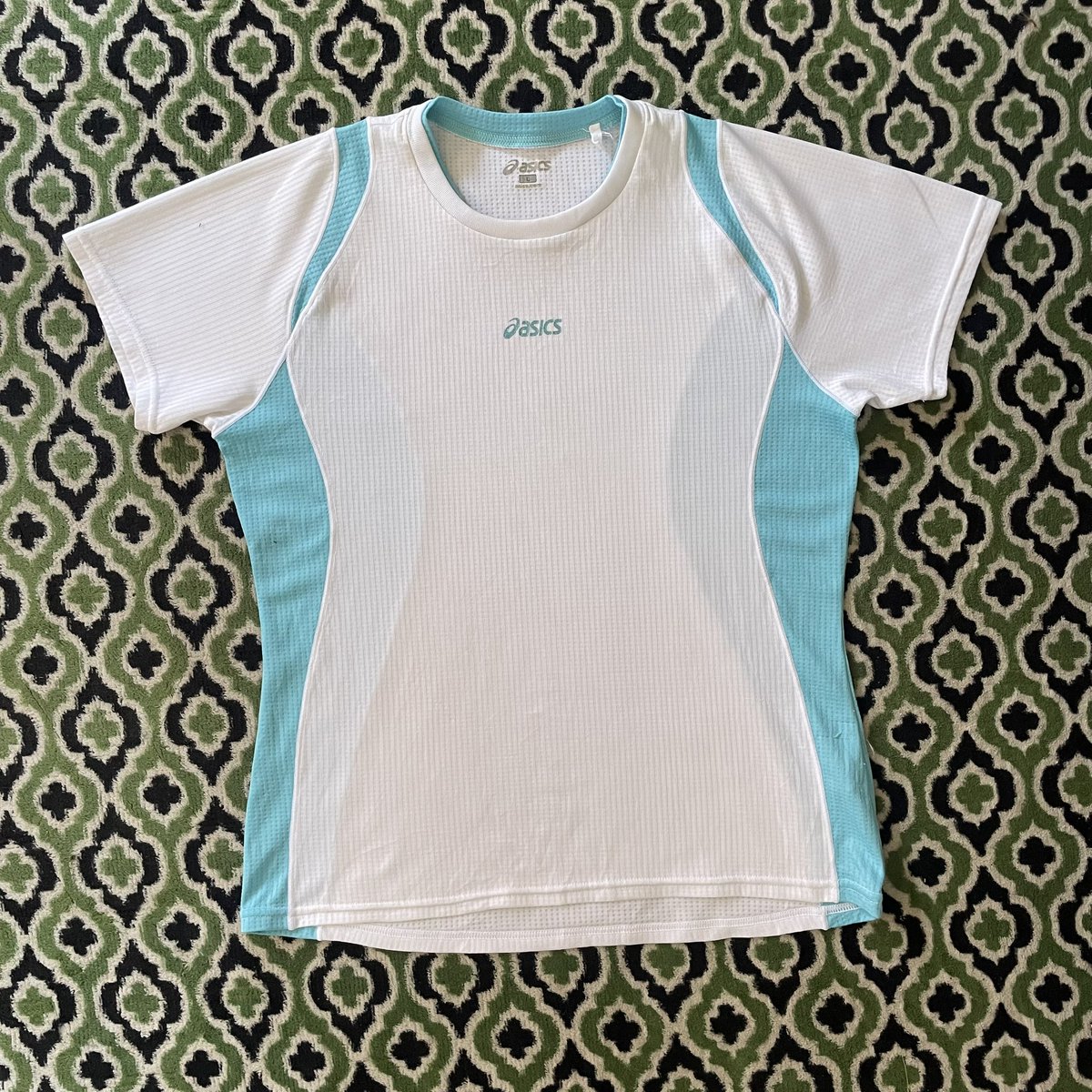 pedpro77's tweet photo. เสื้อกีฬาผู้หญิง ASICS สีขาว ตะเข็บฟ้าเขียว สวยมาก โลโก้ asics ตรงกลางอก มีกากเพชร สวยๆ ครับ สวมใส่ออกกำลั���กายในร่ม หรือ กลางแจ้งได้ ระบายอากาศดีมาก 
ขนาด อก 38 ยาว 23 

ราคา 249 ส่งฟรี
สนใจสอบถามได้ครับ https://t.co/pZeTZth3vE
