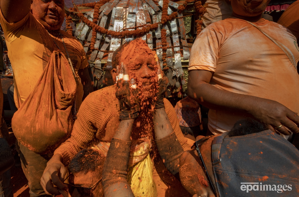 People attend the 'Sindoor Jatra' festival, part of the Bisket Jatra festival, in Thimi, on the outskirts of Kathmandu, Nepal, 15 April 2025. 📷 EPA / Narendra Shrestha

#SindoorJatra #BisketJatra #Nepal #traditions #epaimages