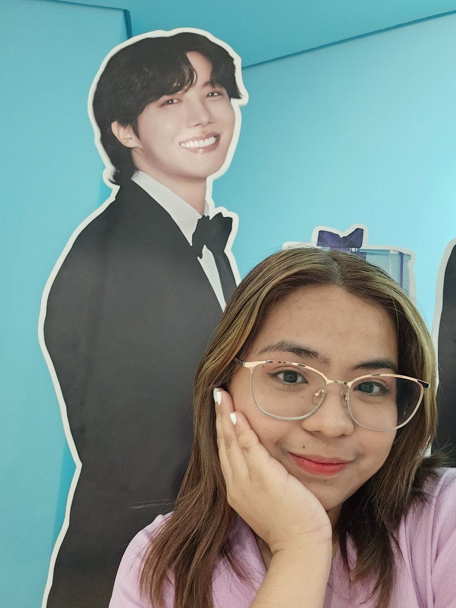frncsfriesx's tweet photo. How can I explain this feeling? 😭💜💜💜
From Standee to REAL LIFE HOBI 😭💜
I LOVEYOUSO MUCH HOBI 😭💜💜
#HOPE_ON_THE_STAGE_TOUR_Manila #hope_on_the_stage_tour_manila_d1 
#HOS_TOUR_Manila 
#HOPE_ON_THE_STAGE_TOUR_Manila_SENDOFF 
#제이홉 #jhope #jhope_TOUR #SENDOFF https://t.co/0umq8Czupe