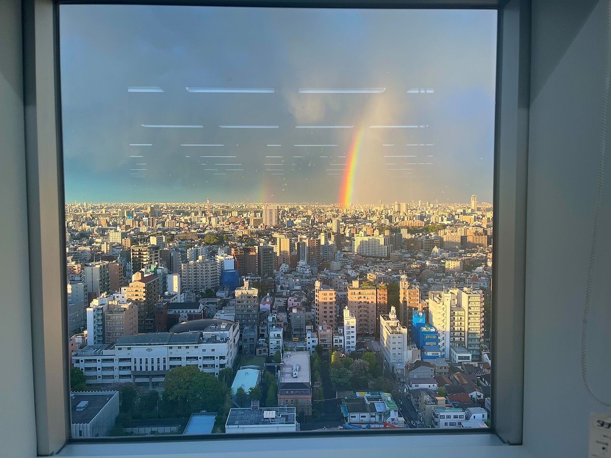 秋田書店の小窓から、二重の虹が見えました🌈✨