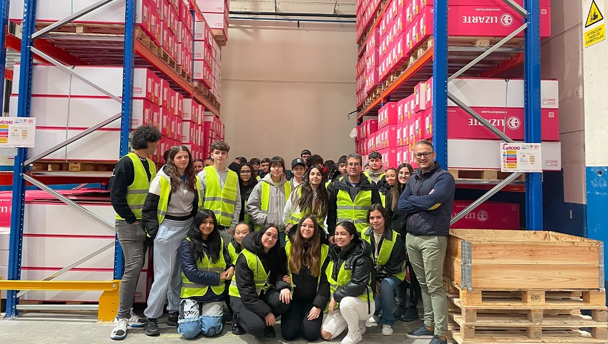 🧑‍🎓👨‍🎓 La Empresa Familiar en las Aulas | <a href="/Lizarte_SA/">Lizarte S.A.</a> comparte su experiencia empresarial con estudiantes del #IESNavarroVilloslada  

👉 Participó recientemente en la VI edición del programa «La Empresa Familiar en las Aulas«.

📲💻 [Todos los datos] adefan.es/lizarte-compar…