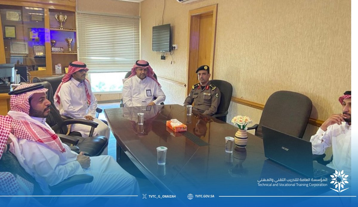 #تغطية 

في إطار التعاون بين الكلية التقنية بعنيزة والإدارة العامة للمرور لتقييم السلامة المرورية أمام المدارس، تم عقد اجتماع مع سعادة مدير مرور #عنيزة العقيد/ سليمان العمرو بحضور د. عمر العلويط وعدد من متدربي الكلية، حيث تم عرض المشروع ومناقشة سبل تطويره وتعزيز أثره المجتمعي.