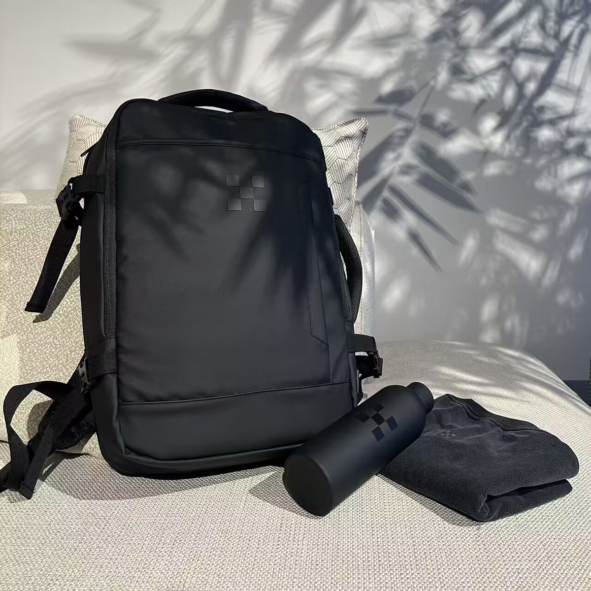 借此欢喜时刻，我和工作人员又蹭来了一波 #okx 周边🎉

书包 + T恤 + 水壶 三件套🎁，抽两名，内一名。

🗳️抽奖条件：

1⃣关注 <a href="/okxchinese/">OKX中文</a> + <a href="/sisterinweb3/">加密姐妹说</a> + <a href="/Cayne_okx/">Cayne.okx</a>  + <a href="/Web3heinu/">web3黑奴</a> 

2⃣点赞/转发/评论区任意留言

🌺虽然是机抽，但我会尽量做到真实筛选条件，不能寒了常互动兄弟们的心。