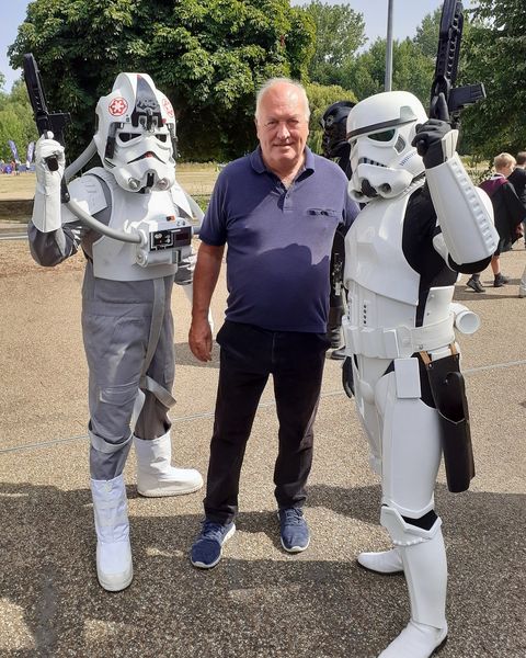 ukgarrison's tweet photo. Wishing our great friend, and 501st Legion honorary Member Brian Muir a very happy birthday today
In 1976 Brian was commissioned to work on Star Wars, A New Hope and sculpted the now infamous and iconic Darth Vader.
#501st #ukgarrison #501stukgarrison #starwars #brianmuir https://t.co/nGqyrYewXY