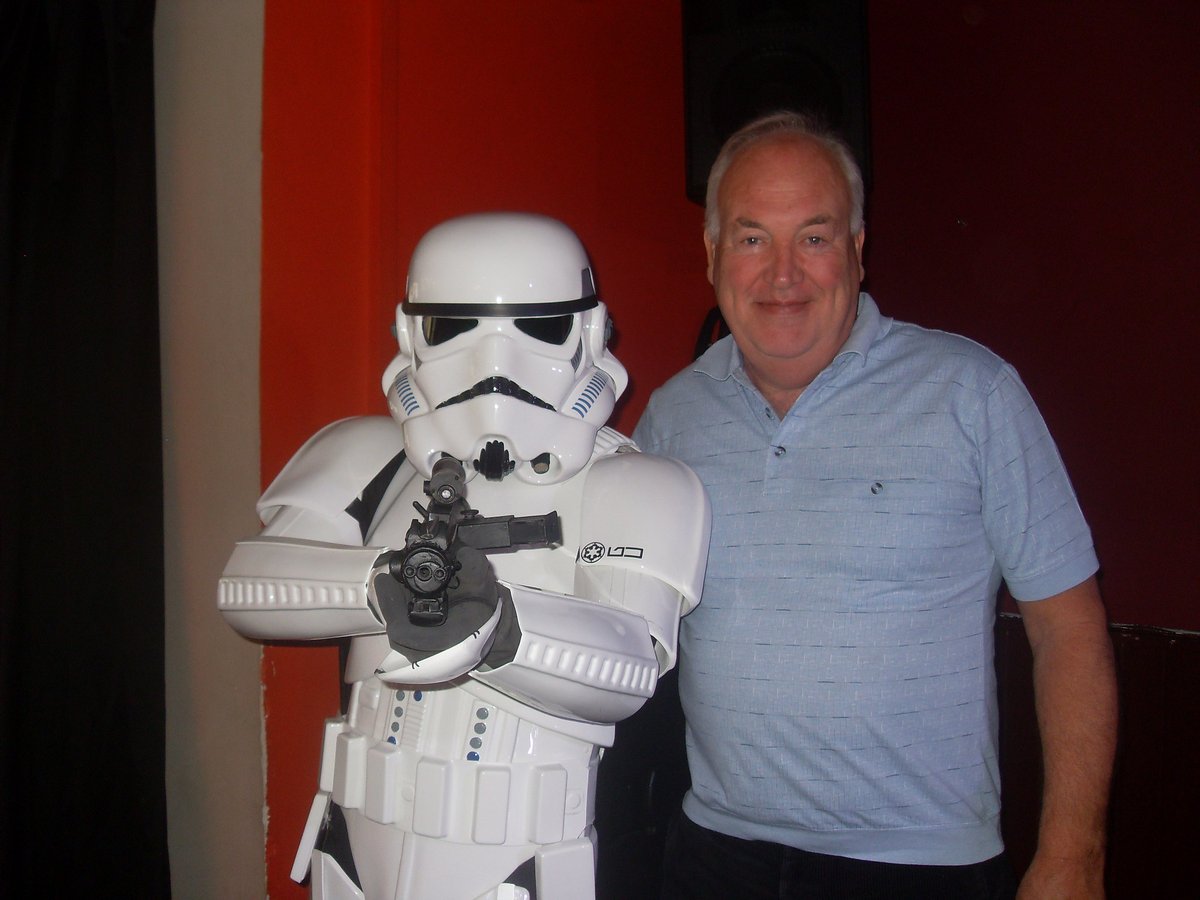 ukgarrison's tweet photo. Wishing our great friend, and 501st Legion honorary Member Brian Muir a very happy birthday today
In 1976 Brian was commissioned to work on Star Wars, A New Hope and sculpted the now infamous and iconic Darth Vader.
#501st #ukgarrison #501stukgarrison #starwars #brianmuir https://t.co/nGqyrYewXY