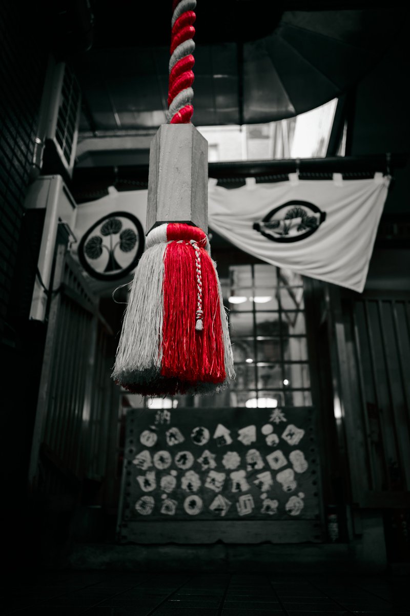 chibi180's tweet photo. #モノクロ #スナップ写真 ＃社会起業
雨の佃島 モノクロ赤残しに現像してみました。
ニコンカレッジ組写真の発表写真です。
Nikon Zf + 28mm f2.8 https://t.co/2KNbuV4UbR