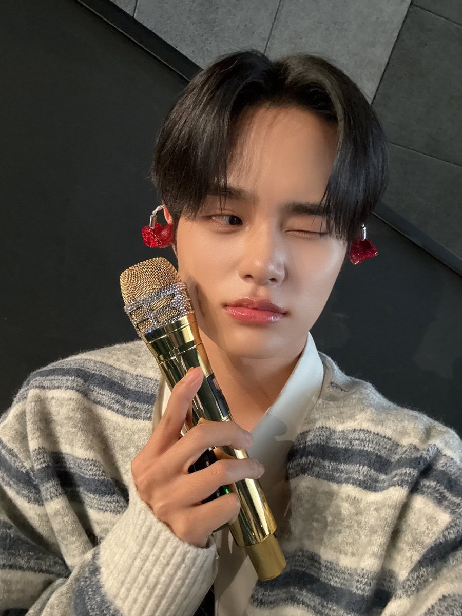 AB6IX tweet media