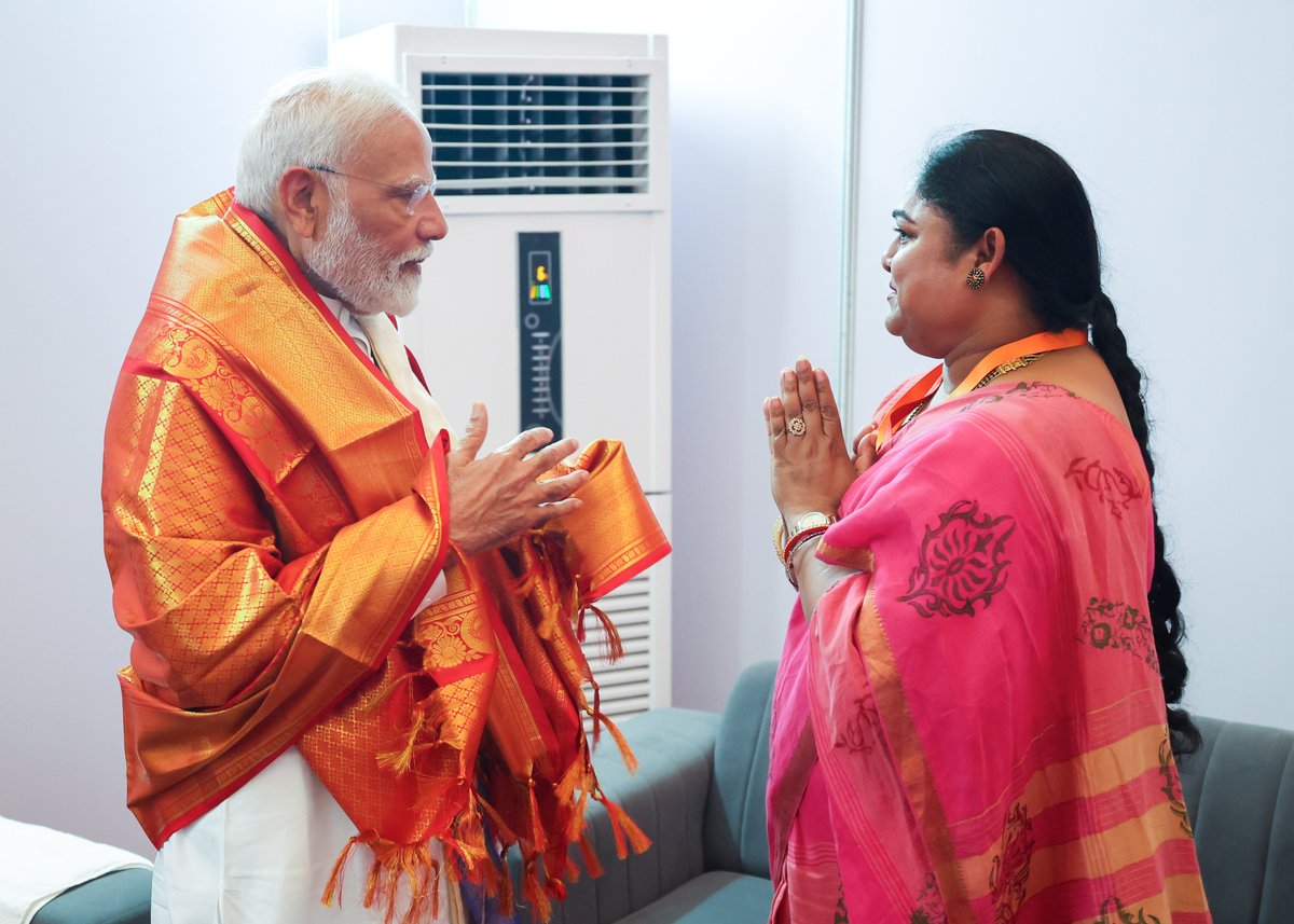 NationEveryday's tweet photo. ओलंपिक पदक विजेता और प्रसिद्ध एथलीट कर्णम मल्लेश्वरी ने कल यमुनानगर में प्रधानमंत्री श्री नरेन्द्र मोदी से मुलाकात की। https://t.co/vXigh2XRz7