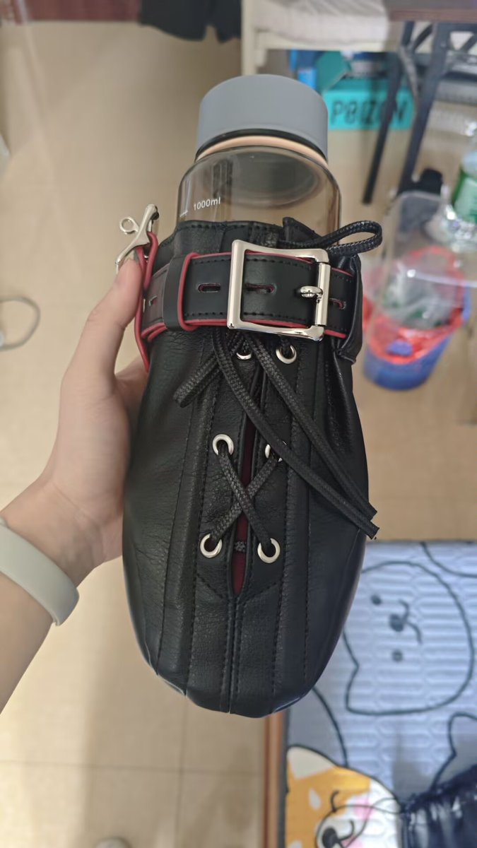 同事问东问西的，有点烦了
“你的新胶衣怎么有条尾巴？”
“你的水杯套怎么那么奇怪？”
我…我该怎么回复嘛……