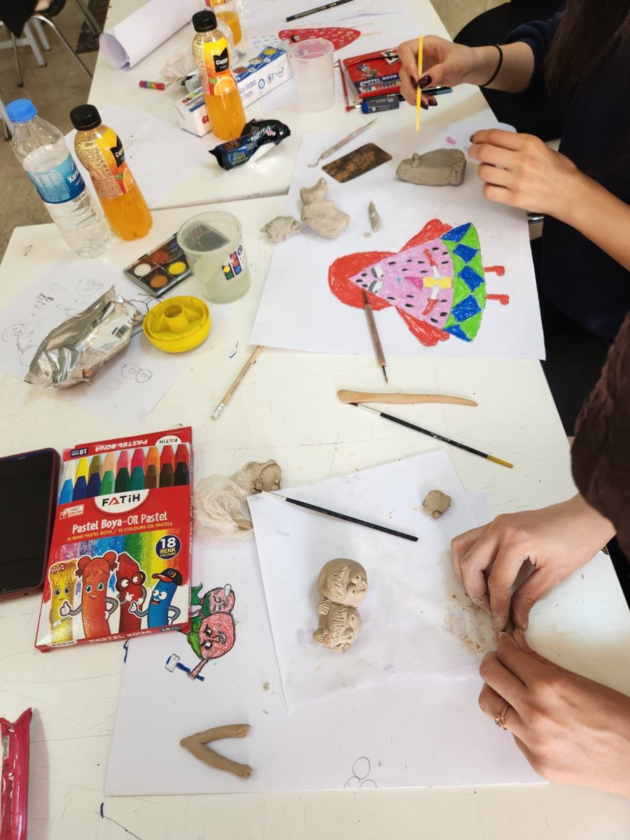 BİBLİYOTERAPİ İLE SERAMİK-SULUBOYA-PASTEL ÇALIŞTAYI🎨
Okul öncesi öğretmen adaylarına yönelik düzenlenen bu eğitimde, bibliyoterapi yöntemi ile hikâye okuma sürecini nasıl zenginleştirebileceklerine yönelik çalışmalar yapıldı🤩