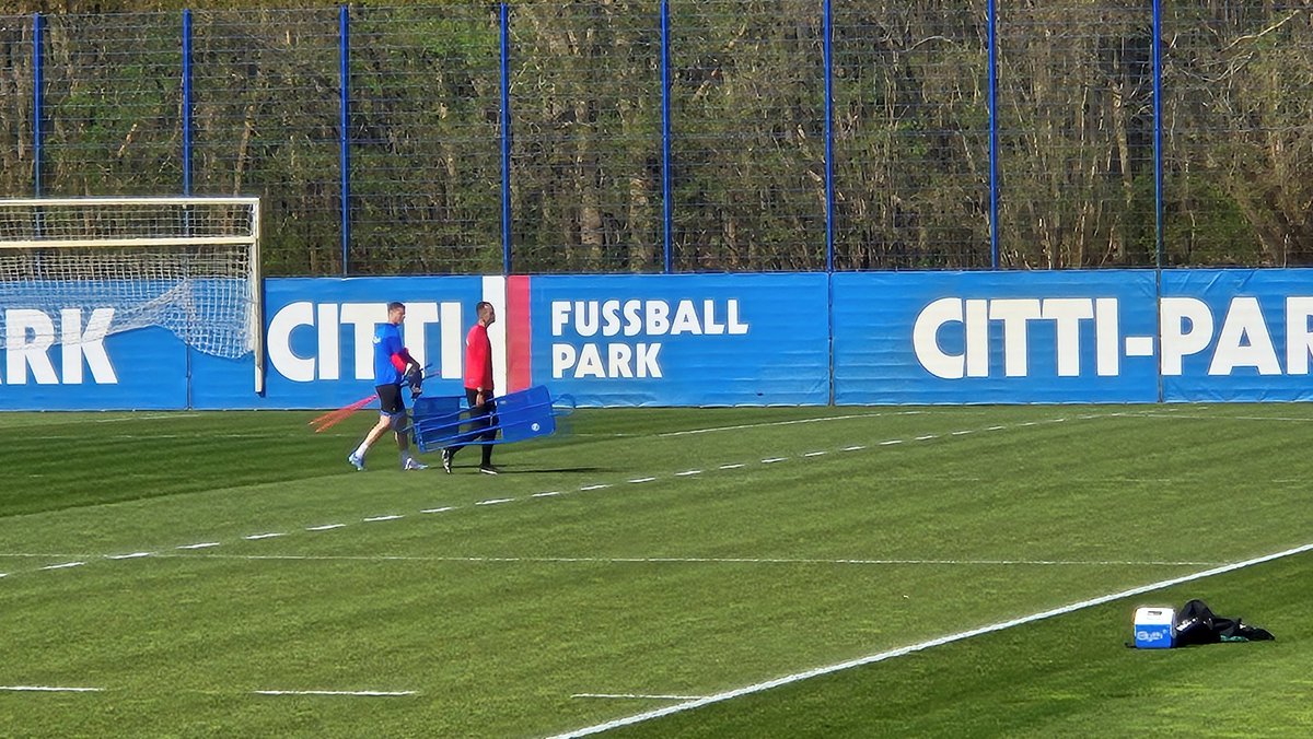 NiklasHeiden's tweet photo. Patrick #Erras befindet sich nach seiner Gehirnerschütterung weiter im Aufbautraining mit Reha-Coach Timm #Sörensen. #HolsteinKiel #KSV https://t.co/mkE23Tvr8k