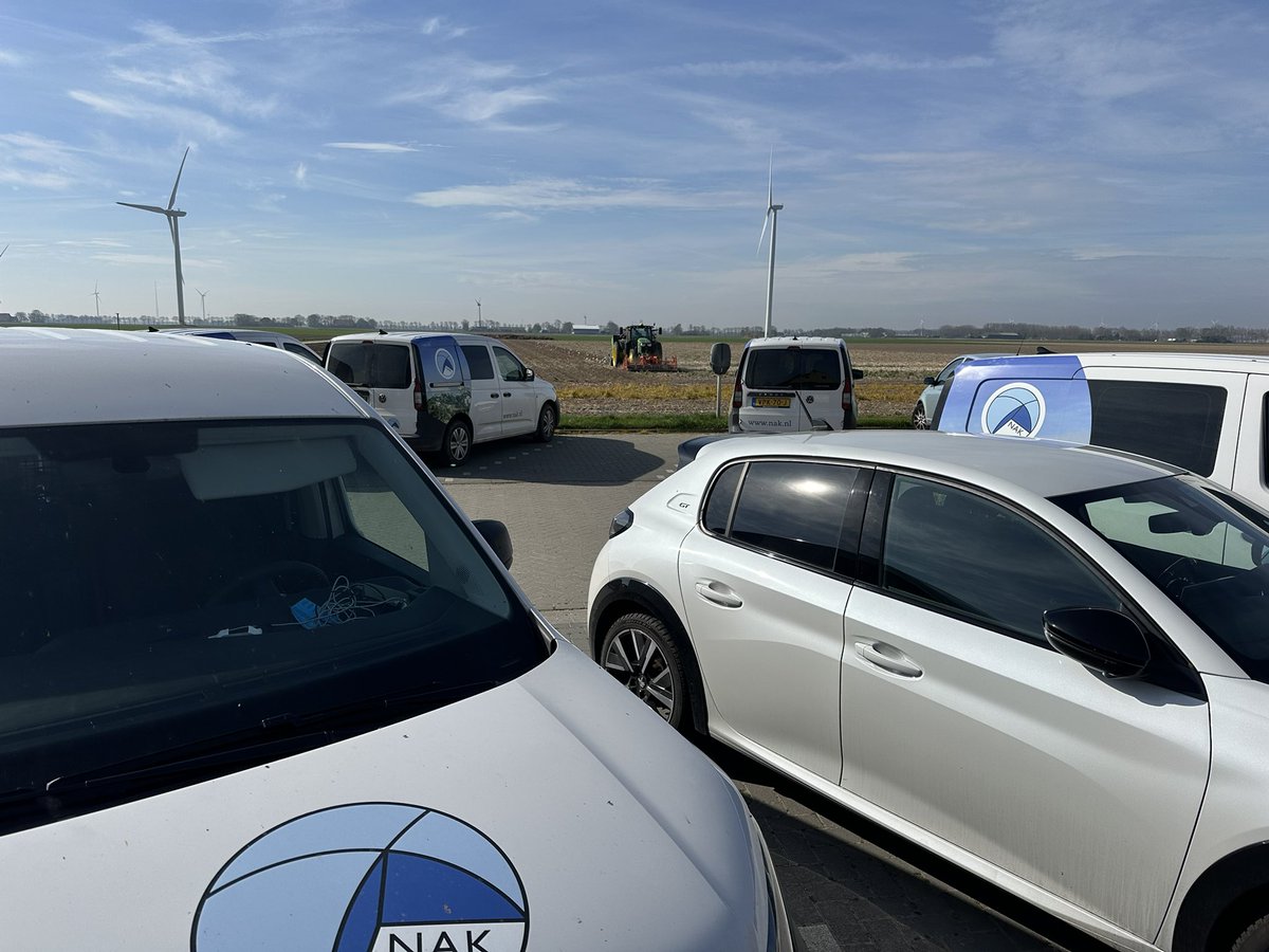 Onder toeziend oog van de experts, vandaag de laatste aardappels poten.