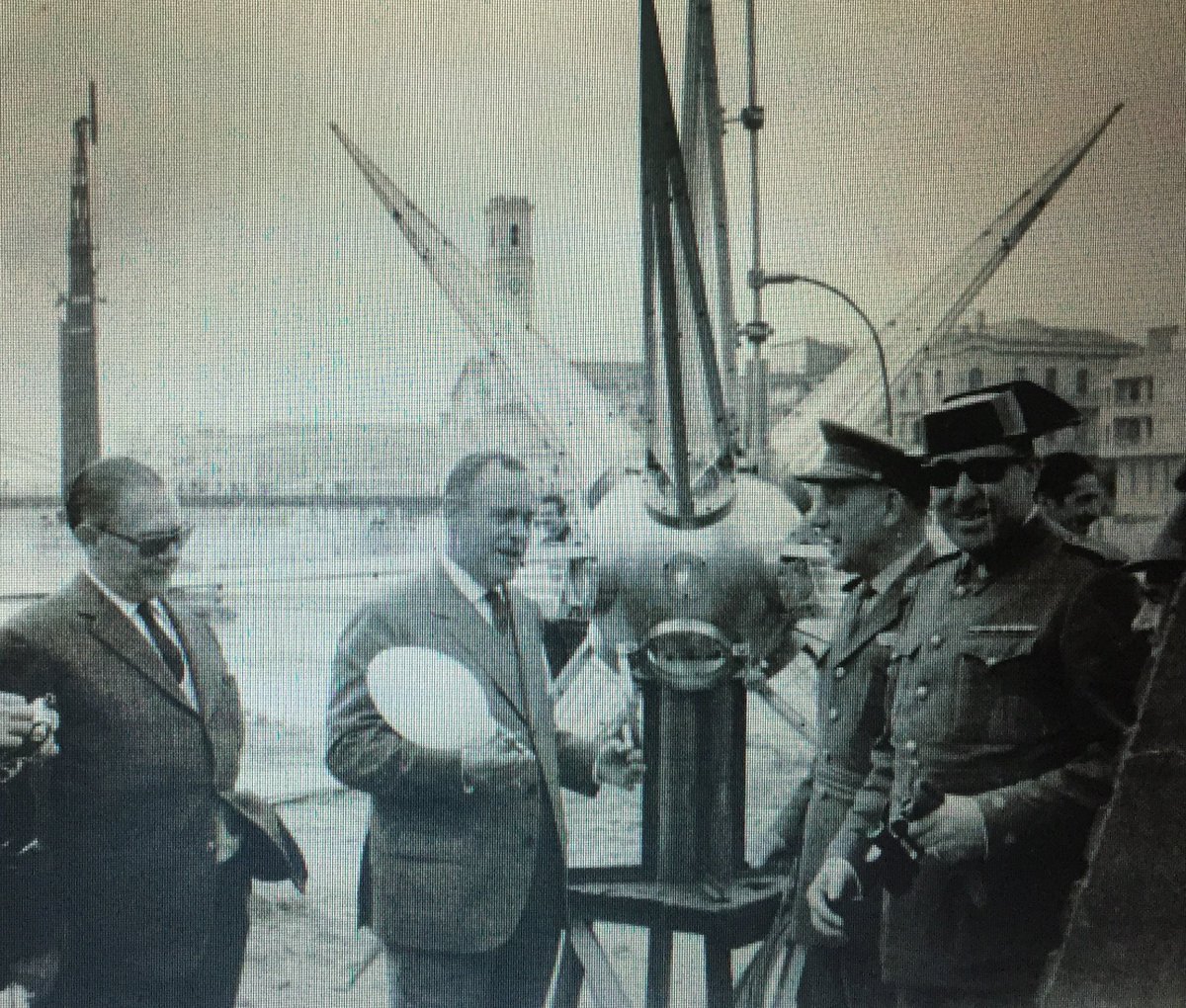 Tal dia com avui, #15abril, #Tortosa va patir el pitjor bombardeig dels que li van caure a sobre durant la #GuerraCivilEspanyola. Un cabàs d'anys després, seguim tenint al mig del riu el #monumentfranquista que hi van plantar els responsables dels bombardejos. #MemòriaHistòrica